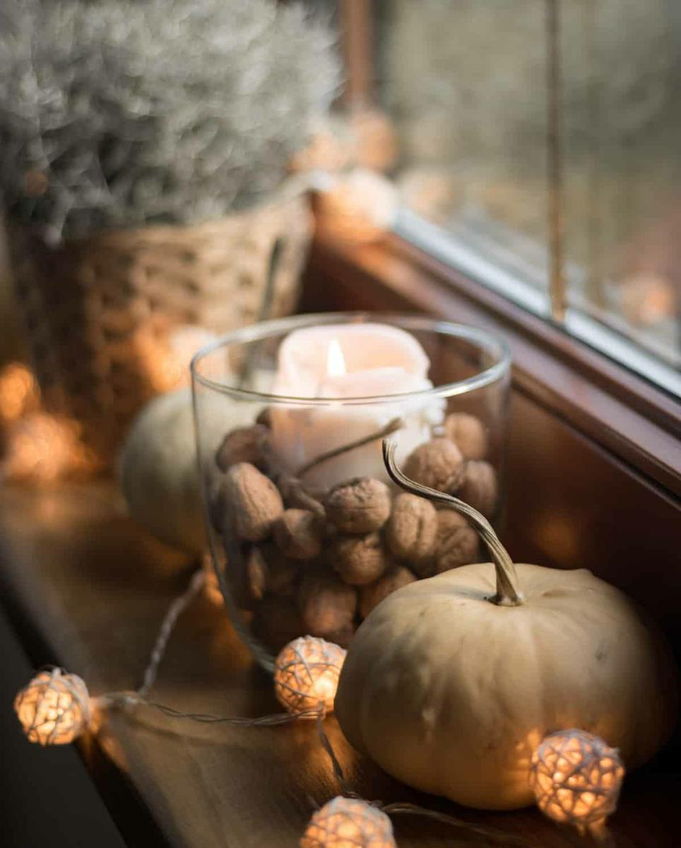 calabazas y velas para decorar la ventana