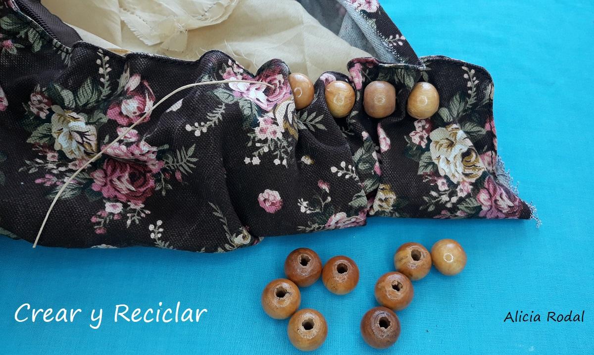 En esta publicación te muestro cómo puedes transformar bolsos viejos o de estilo vintage en bolsitos con un look más joven y actual.