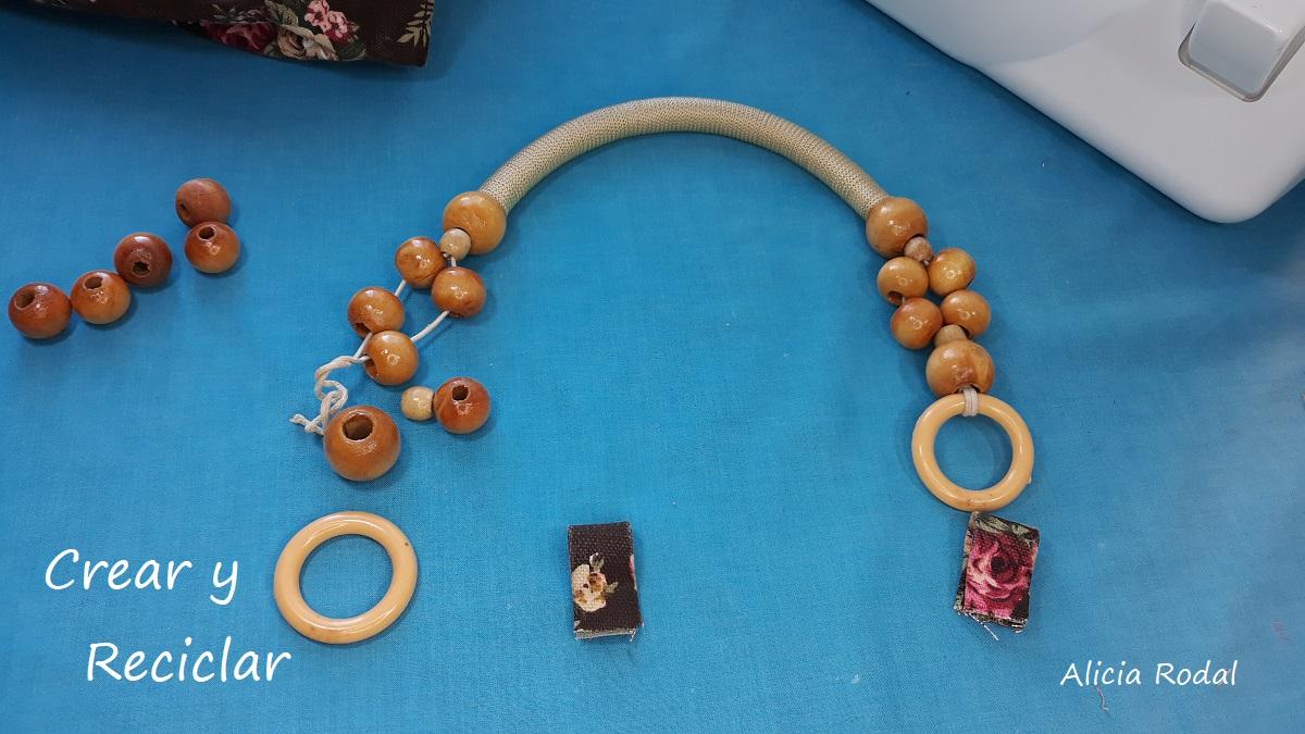 En esta publicación te muestro cómo puedes transformar bolsos viejos o de estilo vintage en bolsitos con un look más joven y actual.