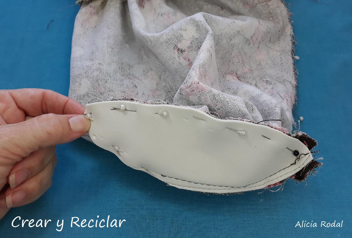 En esta publicación te muestro cómo puedes transformar bolsos viejos o de estilo vintage en bolsitos con un look más joven y actual.