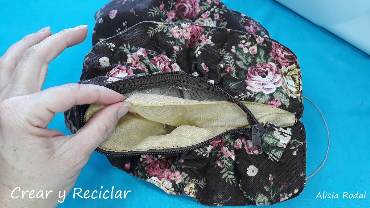 En esta publicación te muestro cómo puedes transformar bolsos viejos o de estilo vintage en bolsitos con un look más joven y actual.