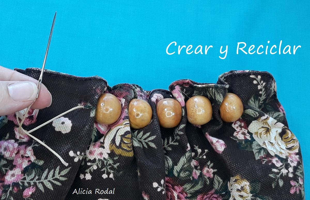 En esta publicación te muestro cómo puedes transformar bolsos viejos o de estilo vintage en bolsitos con un look más joven y actual.