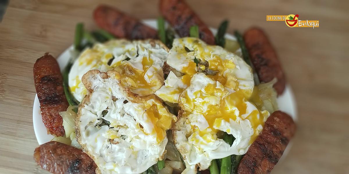 Huevos rotos con espárragos y chistorra