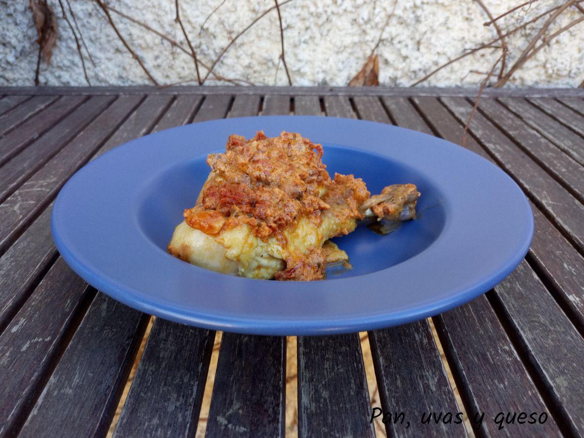 pollo con salsa de tomates secos crockpot - pan uvas y queso