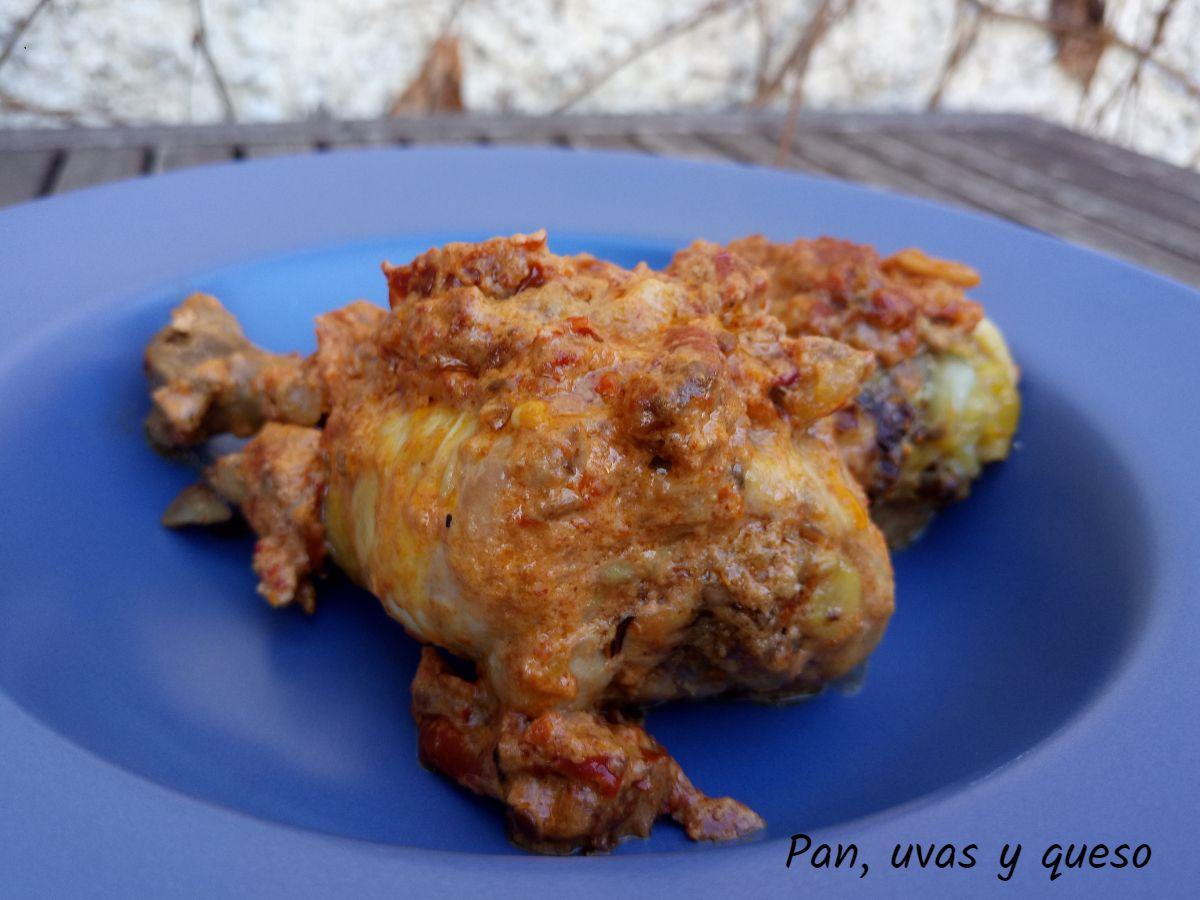 pollo con salsa de tomates secos crockpot - pan uvas y queso