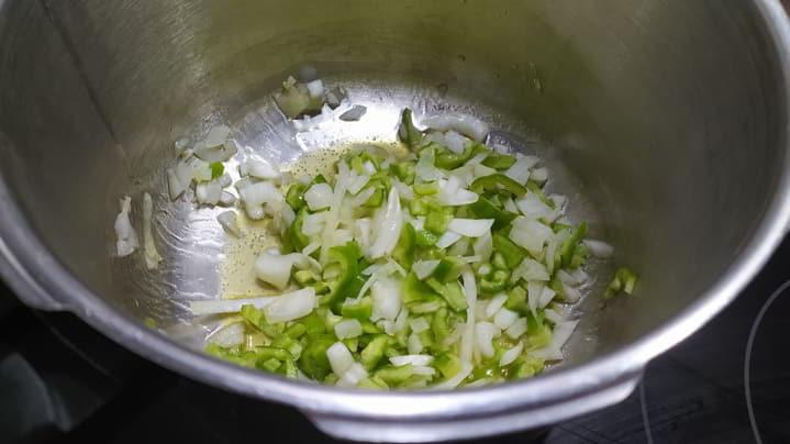 Echamos el pimiento y la cebolla y hacemos el sofrito
