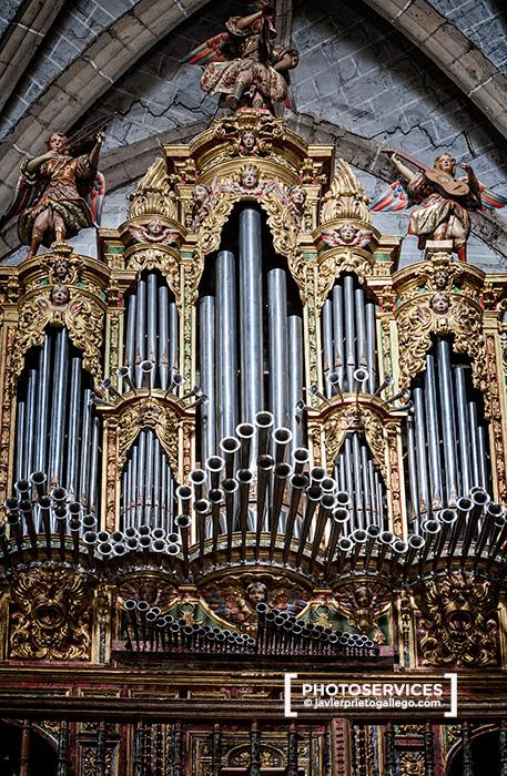 Órgano de la iglesia de San Juan Bautista. Ejemplar típico del estilo de órgano barroco castellano de las parroquias rurales. Su caja es magnífica, toda ella de pino, ricamente decorada con tallas, molduras y esculturas doradas y policromadas. Es una obra de gran belleza sonora. Construido en la primera mitad del siglo XVIII. Localidad de Santoyo.Tierra de Campos. Palencia. Castilla y León. España. © Javier Prieto Gallego