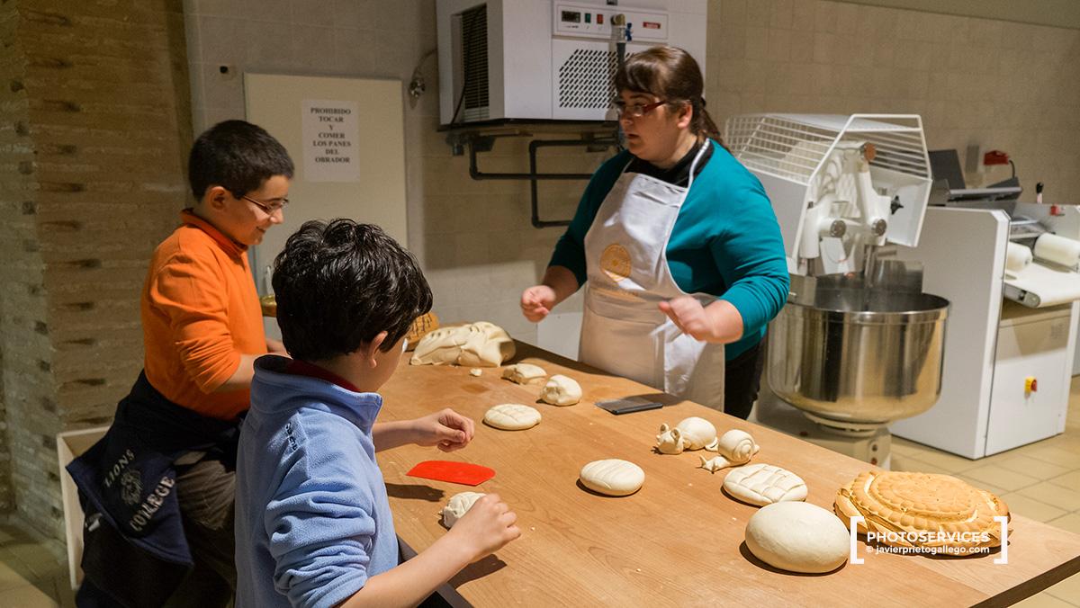 Taller de confección de productos en la tahona del Museo del Pan. Mayorga. Valladolid. Castilla y León. España. ©Javier Prieto Gallego