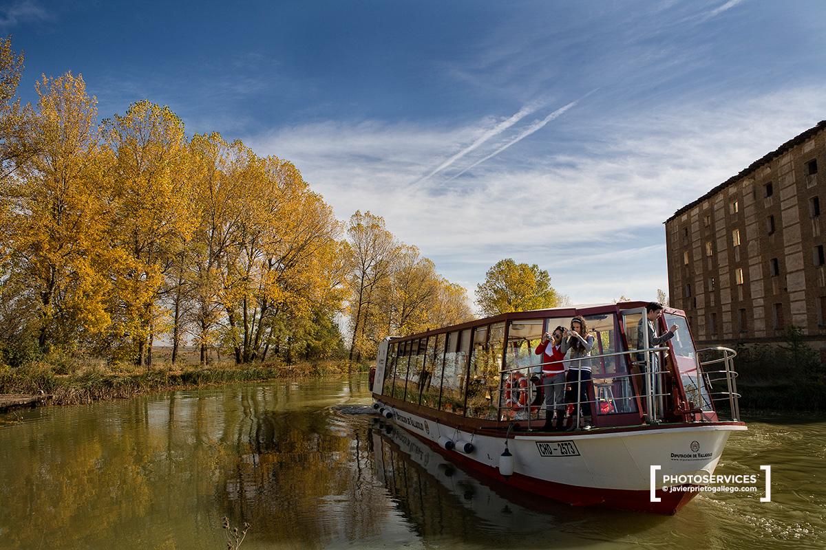 Barco Juan de Homar en la dársena en la séptima esclusa del Ramal de Campos del Canal de Castilla en otoño. Tierra de Campos. Provincia de Valladolid. Castilla y León. España. © Javier Prieto Gallego