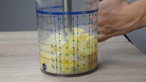 batir la mahonesa fit para la ensaladilla