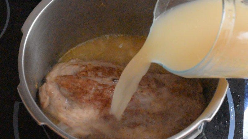 cubrir la carne de lomo en olla rápida con caldo de carne