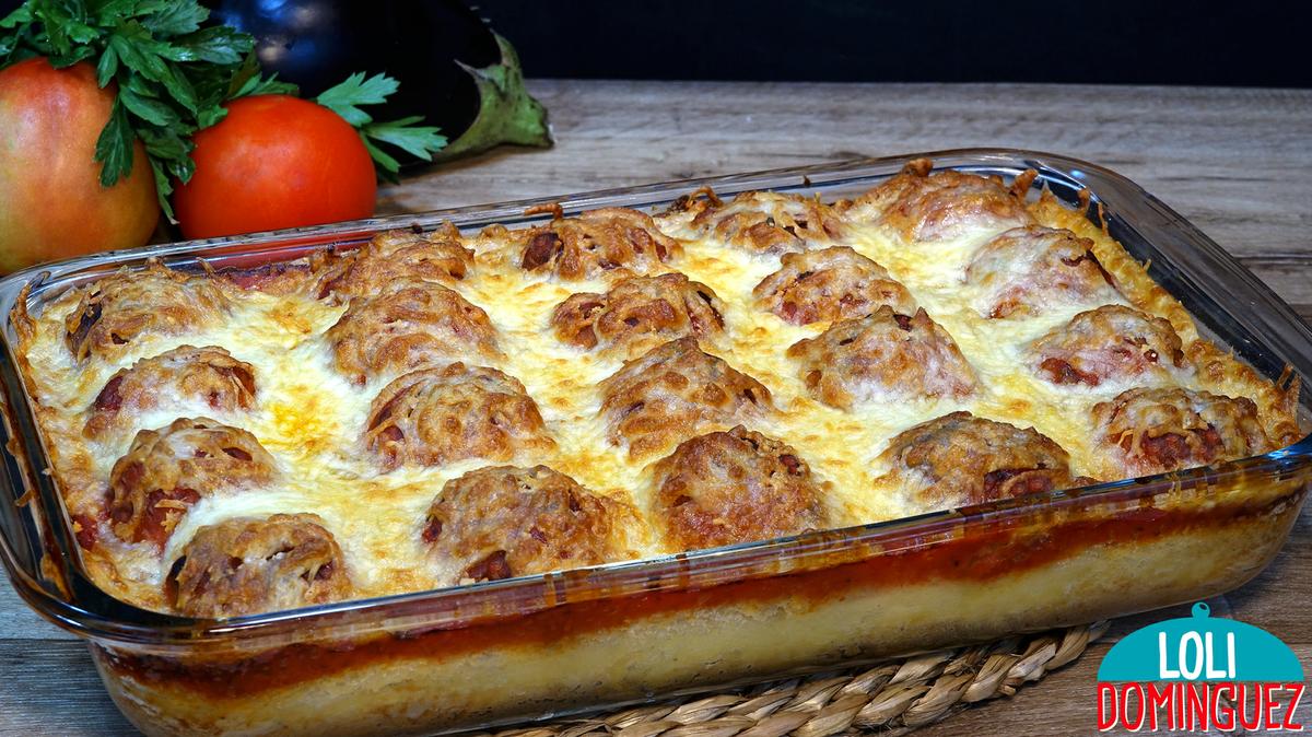 PASTEL DE PATATAS (PAPAS) CON ALBÓNDIGAS DE POLLO Y BERENJENA. Una mezcla riquísima de sabores y texturas, un puré de papas suave y jugoso, unas albóndigas tiernas y jugosas con el sabor que le aporta la berenjena hace que sean algo especial, acompañadas de salsa de tomate que unifica los sabores y el toque del queso por encima hace que sea un plato del todo irresistible