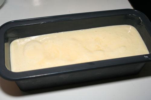 verter-la-Tarta-3-Ingredientes-en-el-recipiente-para-horno