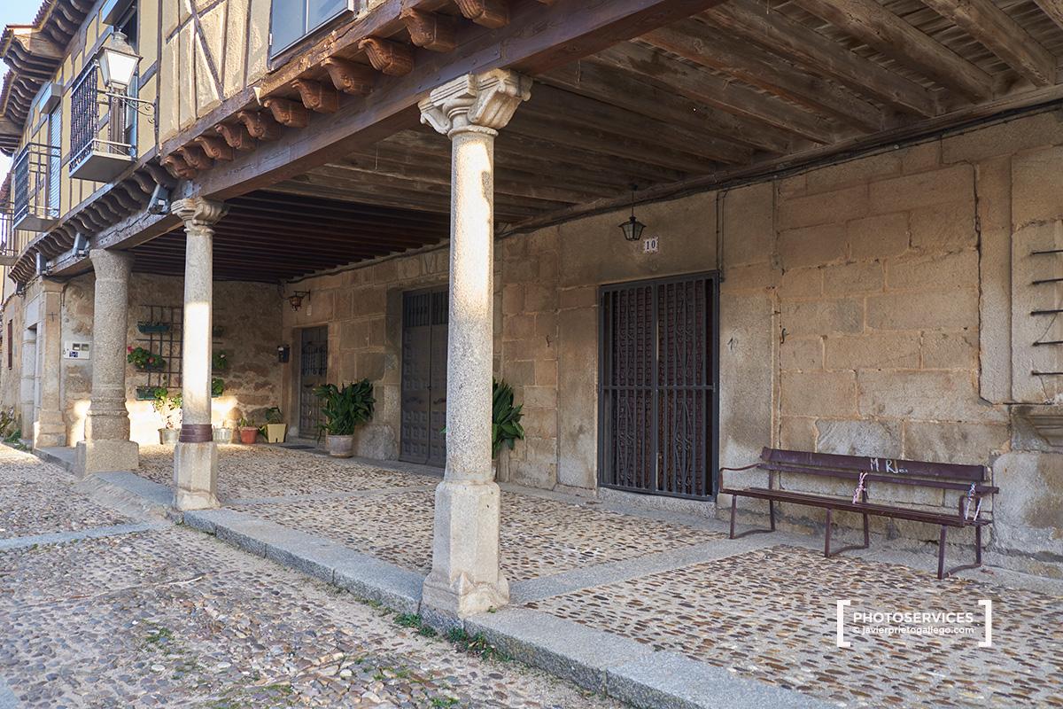 Soportales en la plaza Mayor de Bonilla de la Sierra. Valle del Corneja. Ávila. Castilla y León. España. © Javier Prieto Gallego