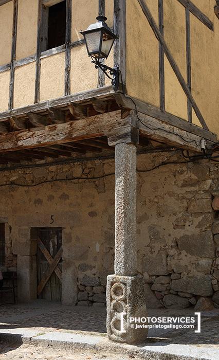 Pie de un soportal. Plaza Mayor. Bonilla de la Sierra. Ávila. Castilla y León. España.