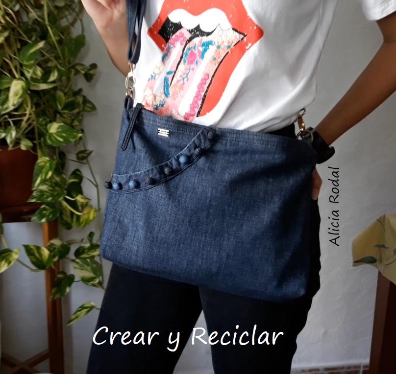 En esta publicación te muestro algunos de los bolsos que hice con diferentes materiales reciclados. Estas son ideas para ti, para vender o para regalar. Espero motivarte para que comiences a transformar tu armario y aprovechar todo lo que tengas a mano.