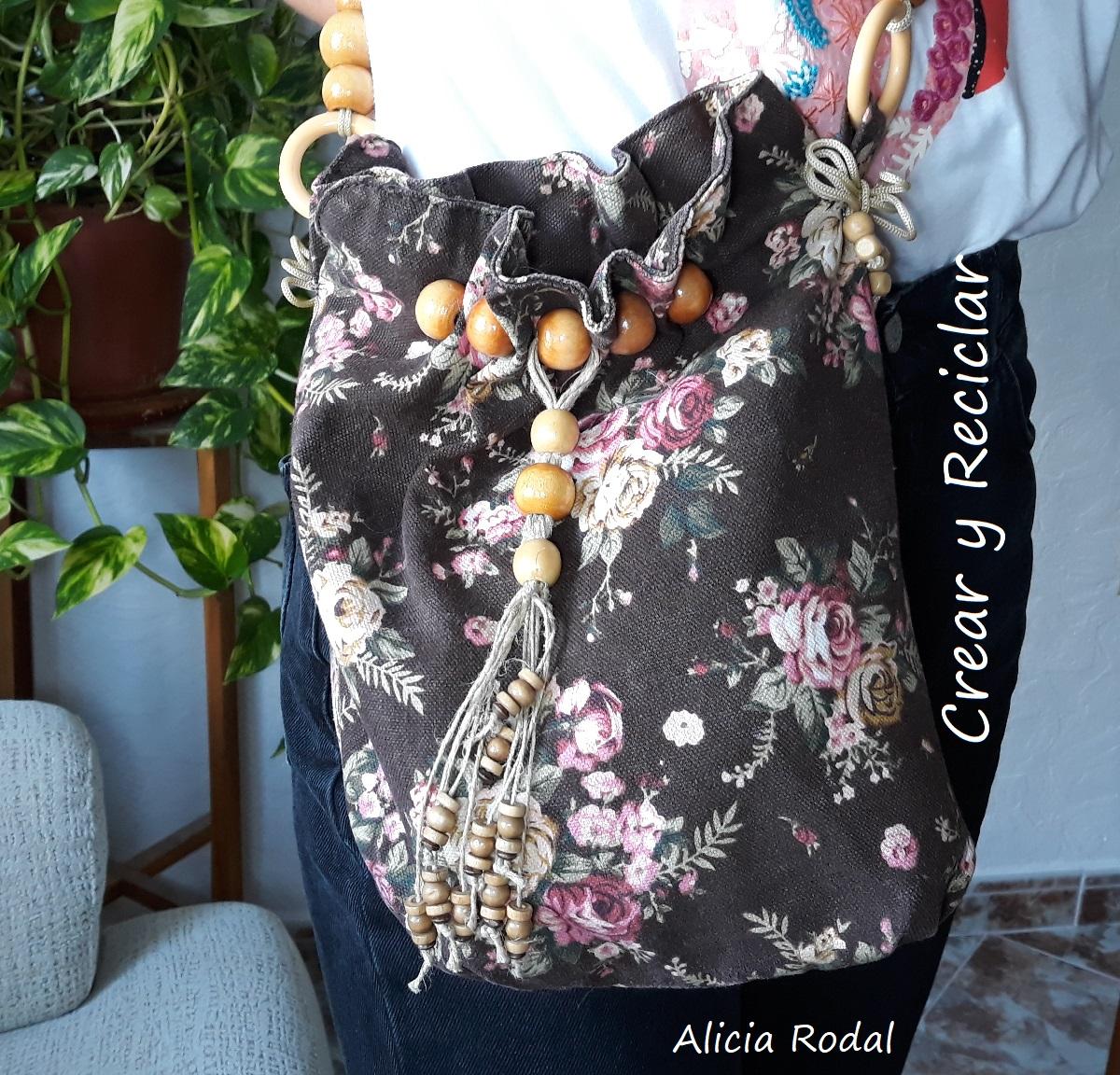 En esta publicación te muestro algunos de los bolsos que hice con diferentes materiales reciclados. Estas son ideas para ti, para vender o para regalar. Espero motivarte para que comiences a transformar tu armario y aprovechar todo lo que tengas a mano.