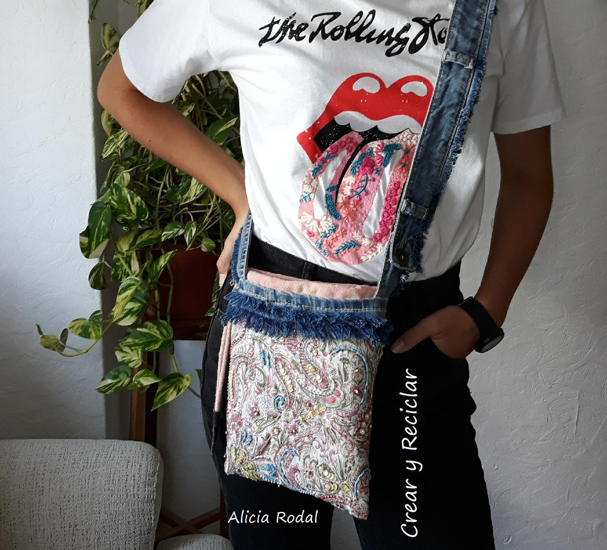 En esta publicación te muestro algunos de los bolsos que hice con diferentes materiales reciclados. Estas son ideas para ti, para vender o para regalar. Espero motivarte para que comiences a transformar tu armario y aprovechar todo lo que tengas a mano.