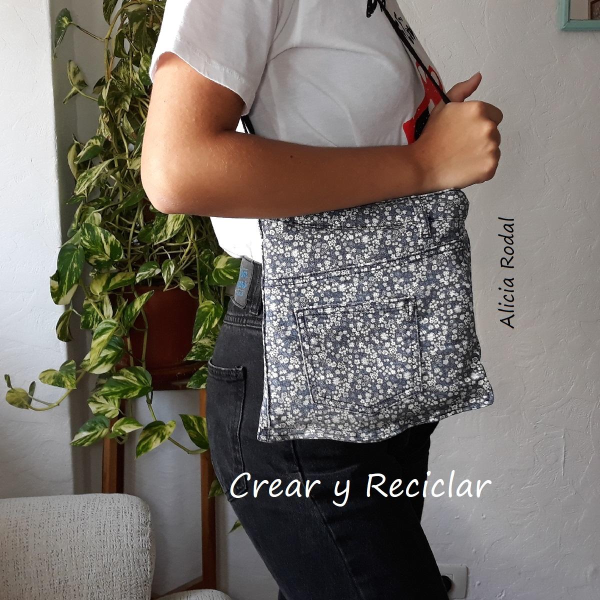 En esta publicación te muestro algunos de los bolsos que hice con diferentes materiales reciclados. Estas son ideas para ti, para vender o para regalar. Espero motivarte para que comiences a transformar tu armario y aprovechar todo lo que tengas a mano.