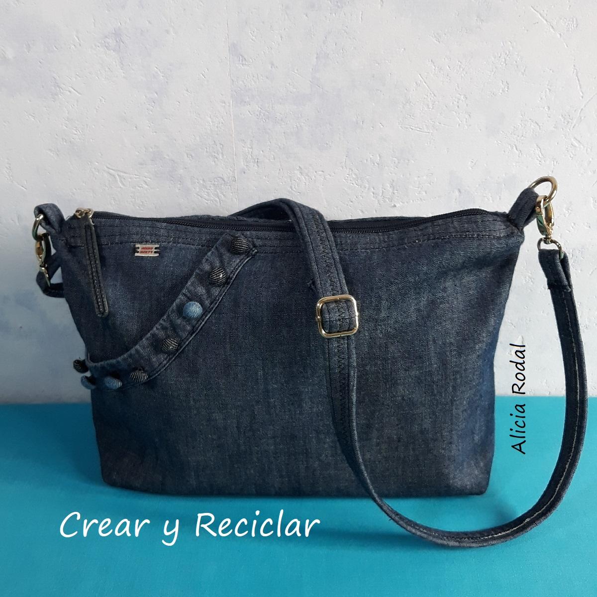 En esta publicación te muestro algunos de los bolsos que hice con diferentes materiales reciclados. Estas son ideas para ti, para vender o para regalar. Espero motivarte para que comiences a transformar tu armario y aprovechar todo lo que tengas a mano.