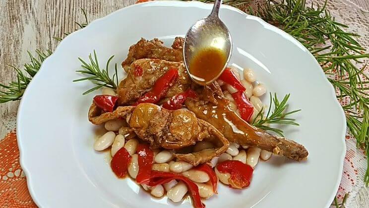 Conejo en salsa con pimiento rojo