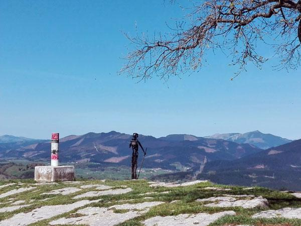 Un montañero que se volvió de hierro para endurecer la piel nos da la bienvenida