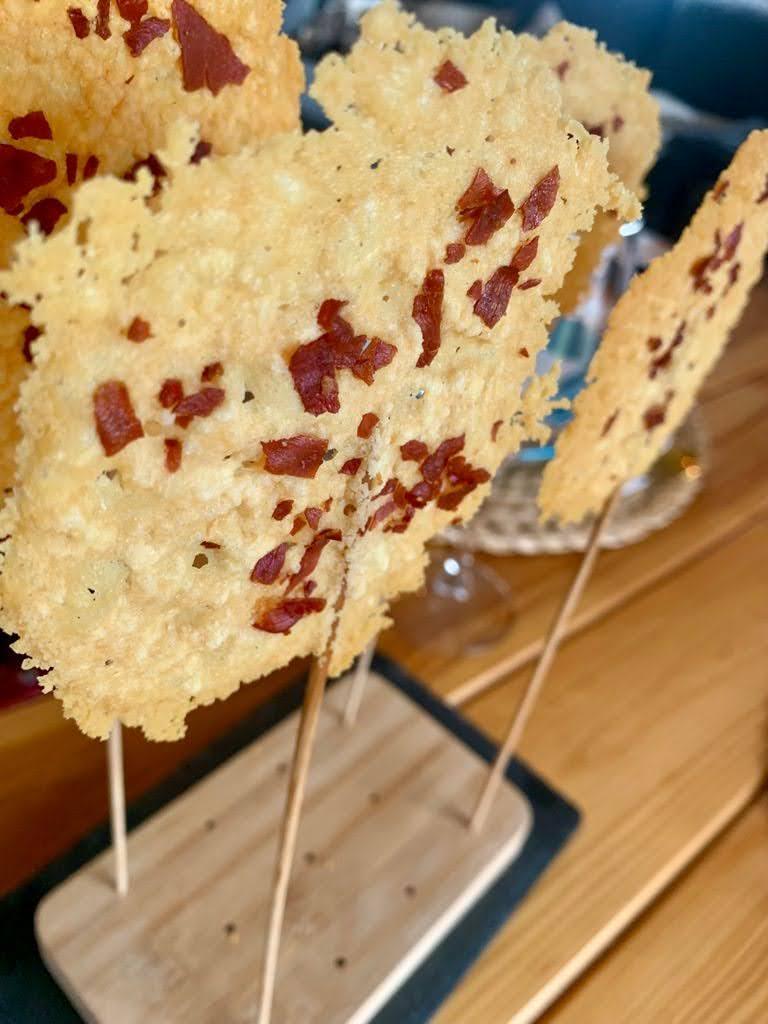 Hola fooders!! Hoy queremos daros una idea muy sencilla y deliciosa para sorprender a vuestros invitados. Se trata de una receta de entrante o apertivo muy sencilla y fácil de hacer. La receta de piruletas de parmesano con jamón. Esta recta la podéis versionar con diferentes semillas : pipas, chia, amapola, sésamo y seguro que se os ocurren muchos más!!