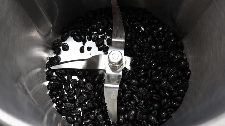 Ponemos los granos de café y los trituramos