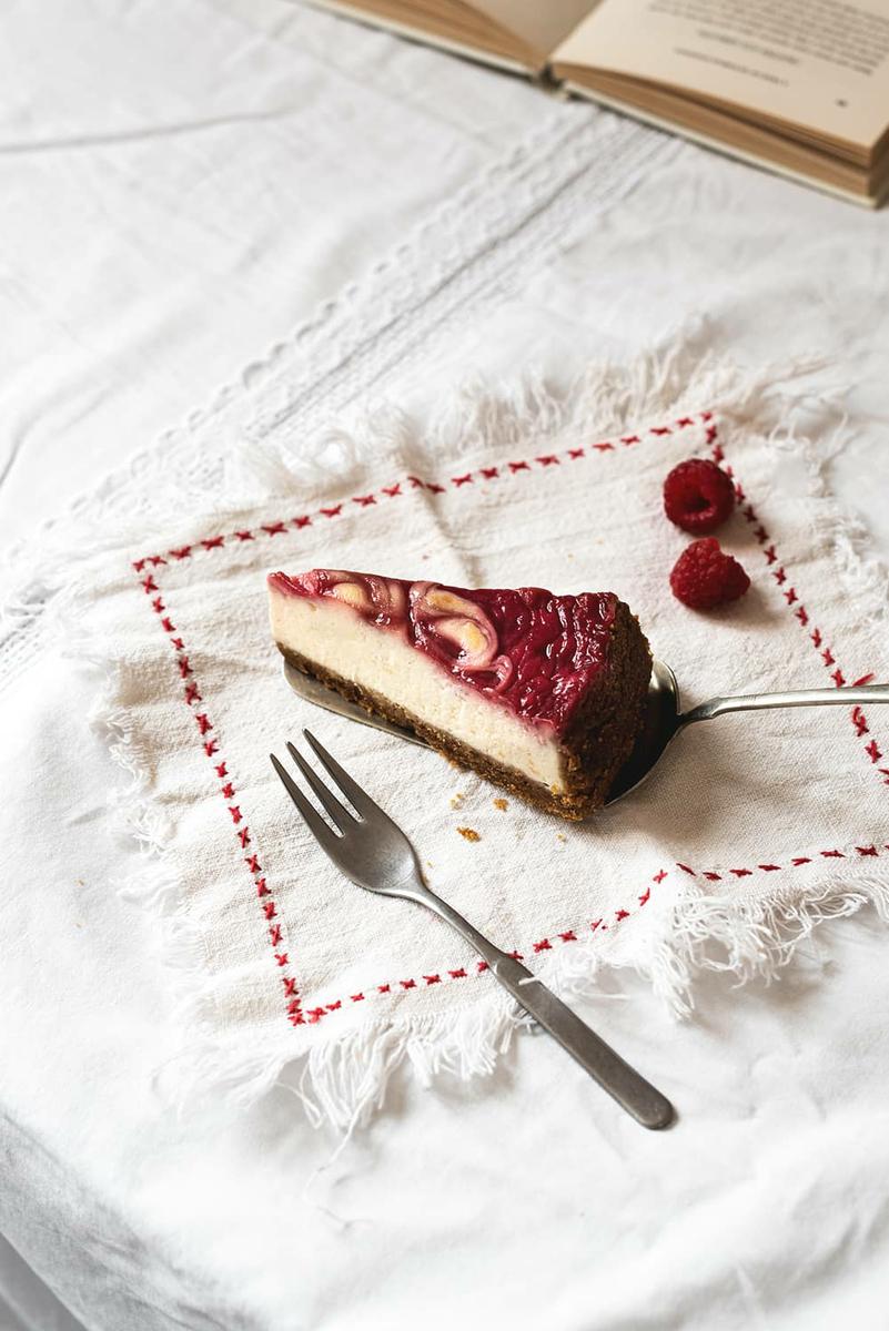 Tarta de queso con remolinos de frambuesa