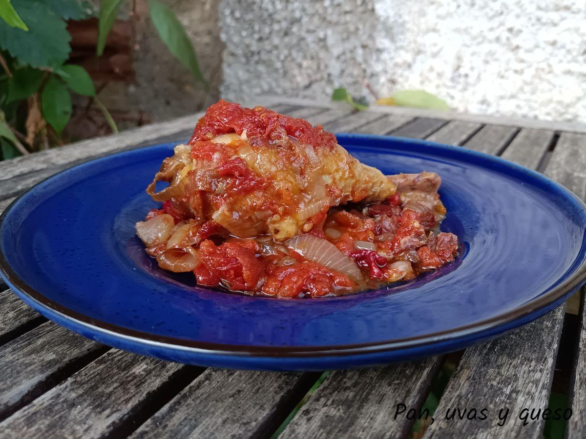 pollo al chilindron en crock pot - pan uvas y queso