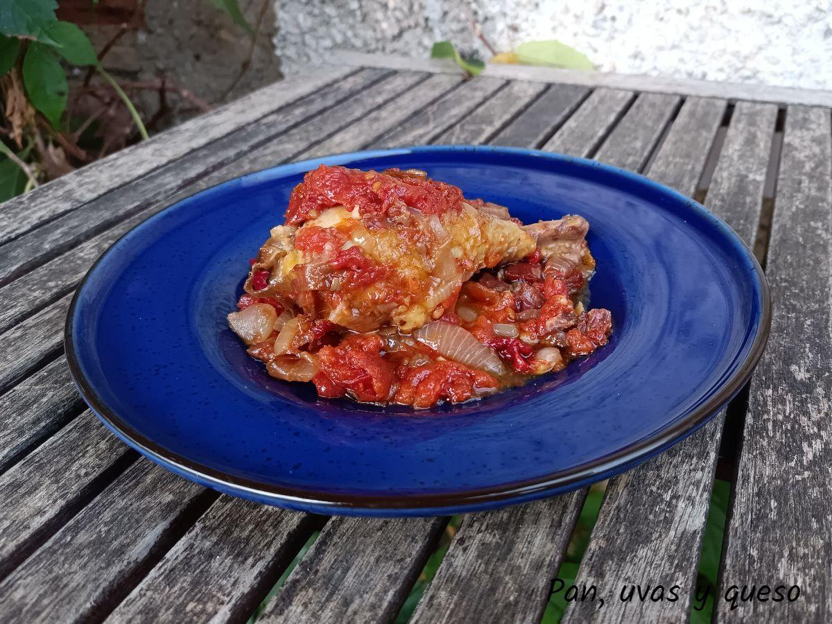 pollo al chilindron en crock pot - pan uvas y queso