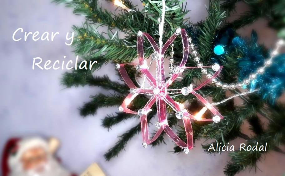 En este tutorial te muestro 3 ideas para decorar el árbol de Navidad con botellas de plástico, la idea 1 es cómo hacer una estrella de 6 puntas con forma de rombos, la idea 2 es una estrella más grande, con 8 puntas en forma de rombos y la idea 3 es una estrella con forma de corazones.