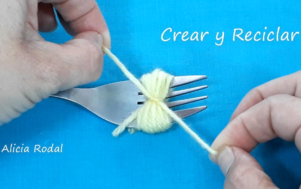 En este tutorial te enseño 7 técnicas distintas para hacer pompones, también conocidos como borla, fleco, colgante, airón, madroño o penacho, fácil y rápido, usando tus manos, utensilios de cocina o materiales reciclados como el cartón, etc. Diy