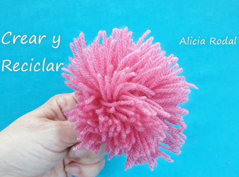 En este tutorial te enseño 7 técnicas distintas para hacer pompones, también conocidos como borla, fleco, colgante, airón, madroño o penacho, fácil y rápido, usando tus manos, utensilios de cocina o materiales reciclados como el cartón, etc. Diy