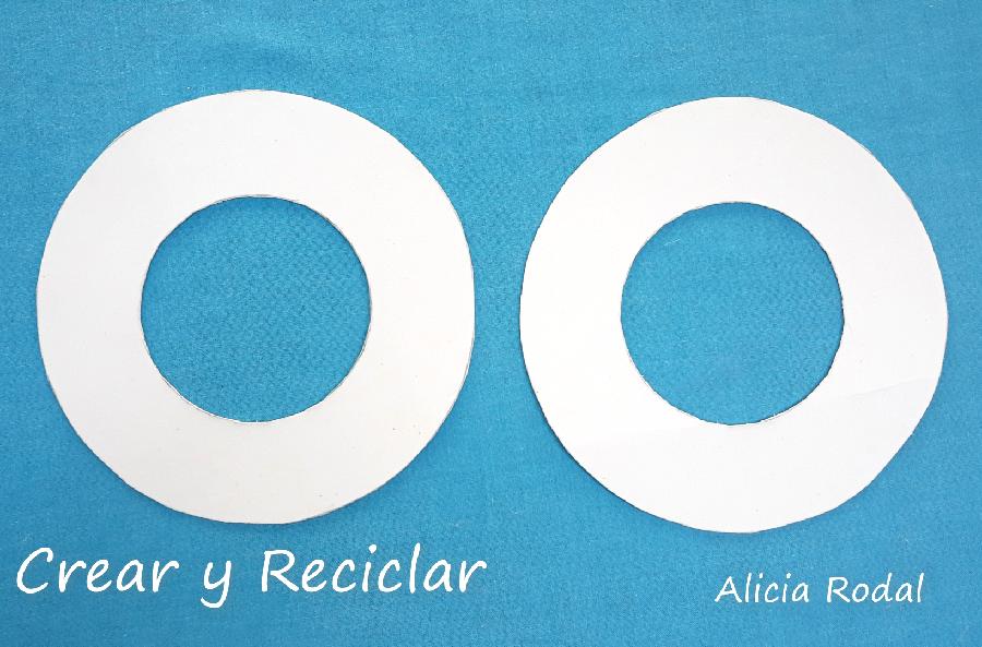 En este tutorial te enseño 7 técnicas distintas para hacer pompones, también conocidos como borla, fleco, colgante, airón, madroño o penacho, fácil y rápido, usando tus manos, utensilios de cocina o materiales reciclados como el cartón, etc. Diy