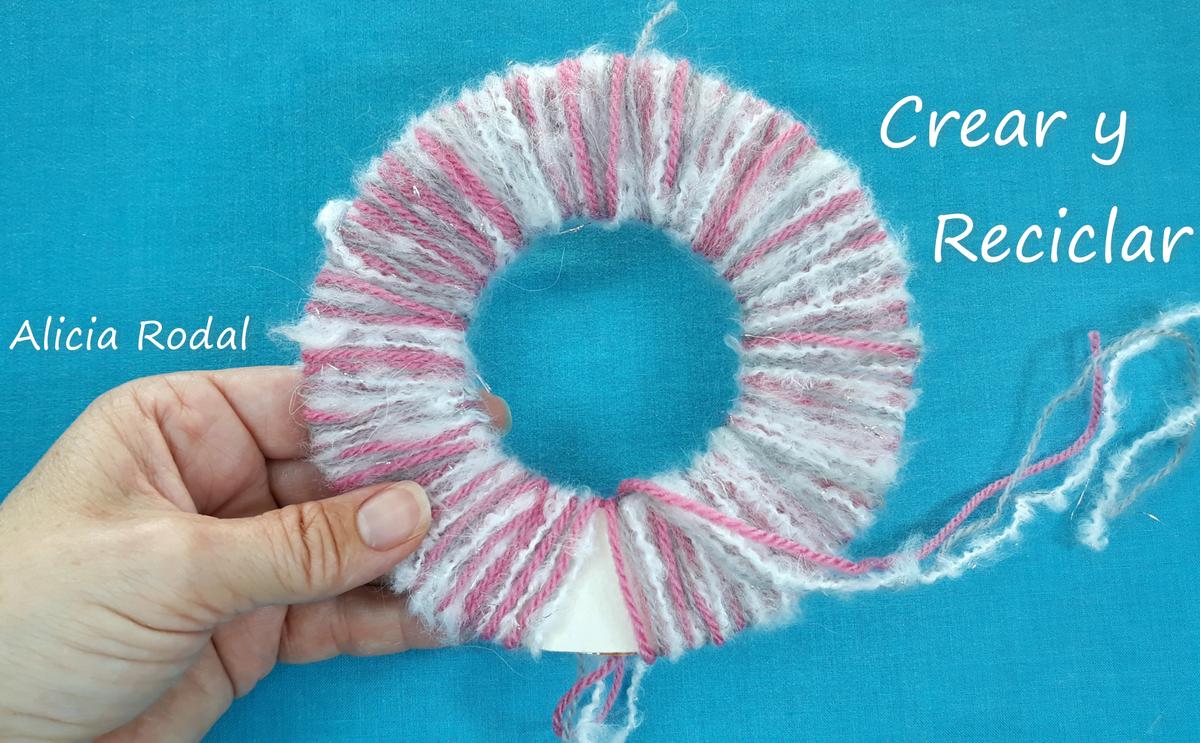 En este tutorial te enseño 7 técnicas distintas para hacer pompones, también conocidos como borla, fleco, colgante, airón, madroño o penacho, fácil y rápido, usando tus manos, utensilios de cocina o materiales reciclados como el cartón, etc. Diy