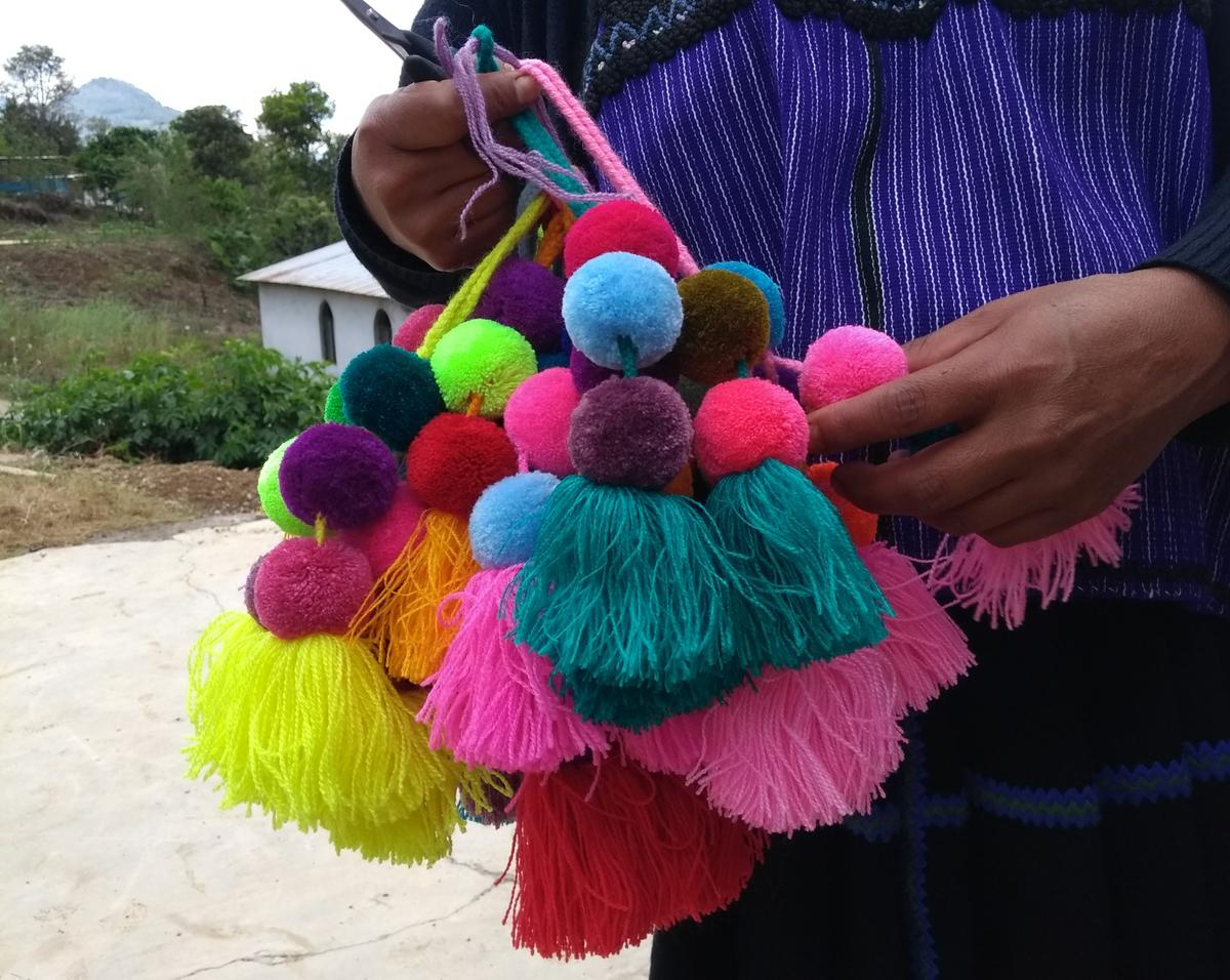 En este tutorial te enseño 7 técnicas distintas para hacer pompones, también conocidos como borla, fleco, colgante, airón, madroño o penacho, fácil y rápido, usando tus manos, utensilios de cocina o materiales reciclados como el cartón, etc. Diy