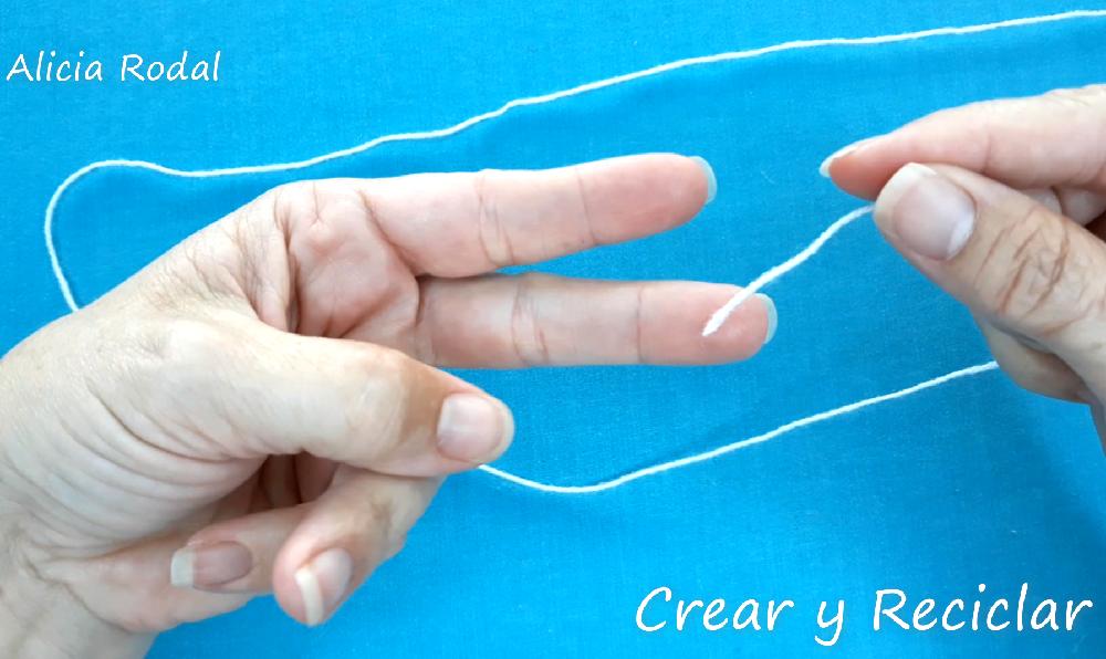 En este tutorial te enseño 7 técnicas distintas para hacer pompones, también conocidos como borla, fleco, colgante, airón, madroño o penacho, fácil y rápido, usando tus manos, utensilios de cocina o materiales reciclados como el cartón, etc. Diy