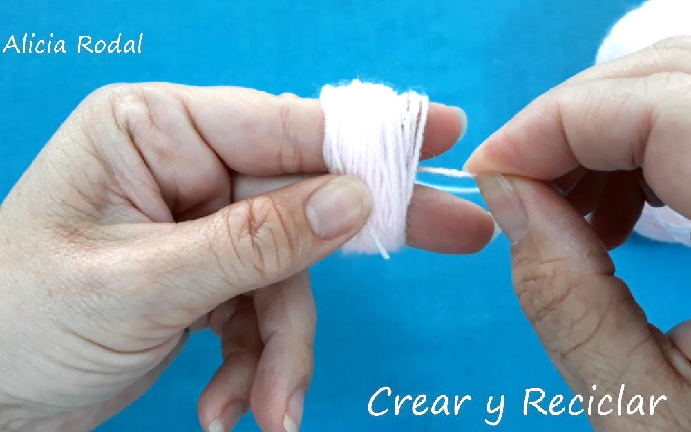 En este tutorial te enseño 7 técnicas distintas para hacer pompones, también conocidos como borla, fleco, colgante, airón, madroño o penacho, fácil y rápido, usando tus manos, utensilios de cocina o materiales reciclados como el cartón, etc. Diy