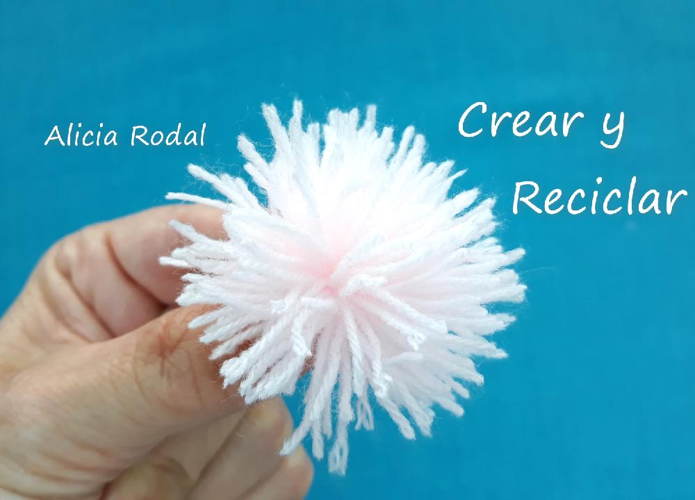 En este tutorial te enseño 7 técnicas distintas para hacer pompones, también conocidos como borla, fleco, colgante, airón, madroño o penacho, fácil y rápido, usando tus manos, utensilios de cocina o materiales reciclados como el cartón, etc. Diy