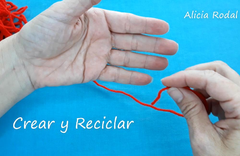 En este tutorial te enseño 7 técnicas distintas para hacer pompones, también conocidos como borla, fleco, colgante, airón, madroño o penacho, fácil y rápido, usando tus manos, utensilios de cocina o materiales reciclados como el cartón, etc. Diy