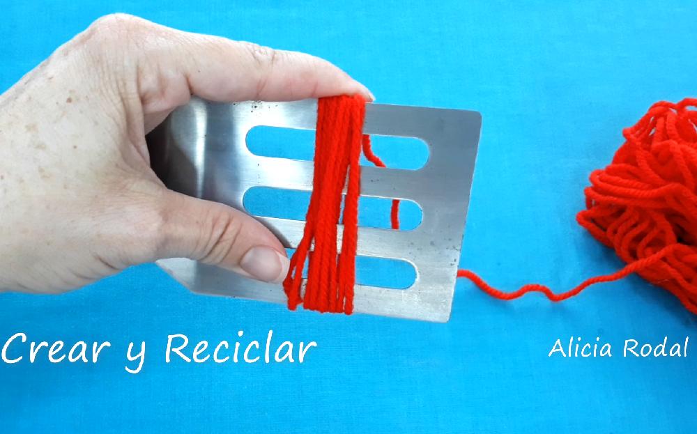 En este tutorial te enseño 7 técnicas distintas para hacer pompones, también conocidos como borla, fleco, colgante, airón, madroño o penacho, fácil y rápido, usando tus manos, utensilios de cocina o materiales reciclados como el cartón, etc. Diy