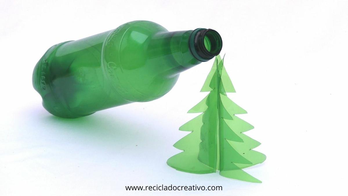 Árbol de Navidad con envases de plástico