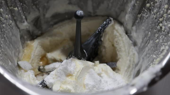 Vamos a mezclar el queso con la mantequilla