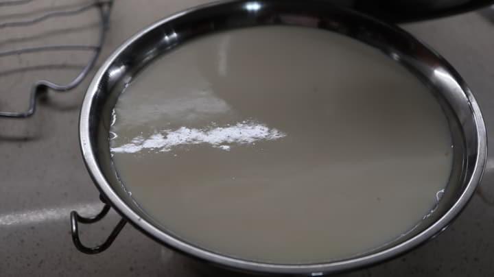 Ponemos la mezcla en la flanera para hacerlo al baño María