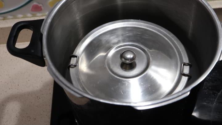Ponemos la flanera en la olla y lo hacemos al baño María