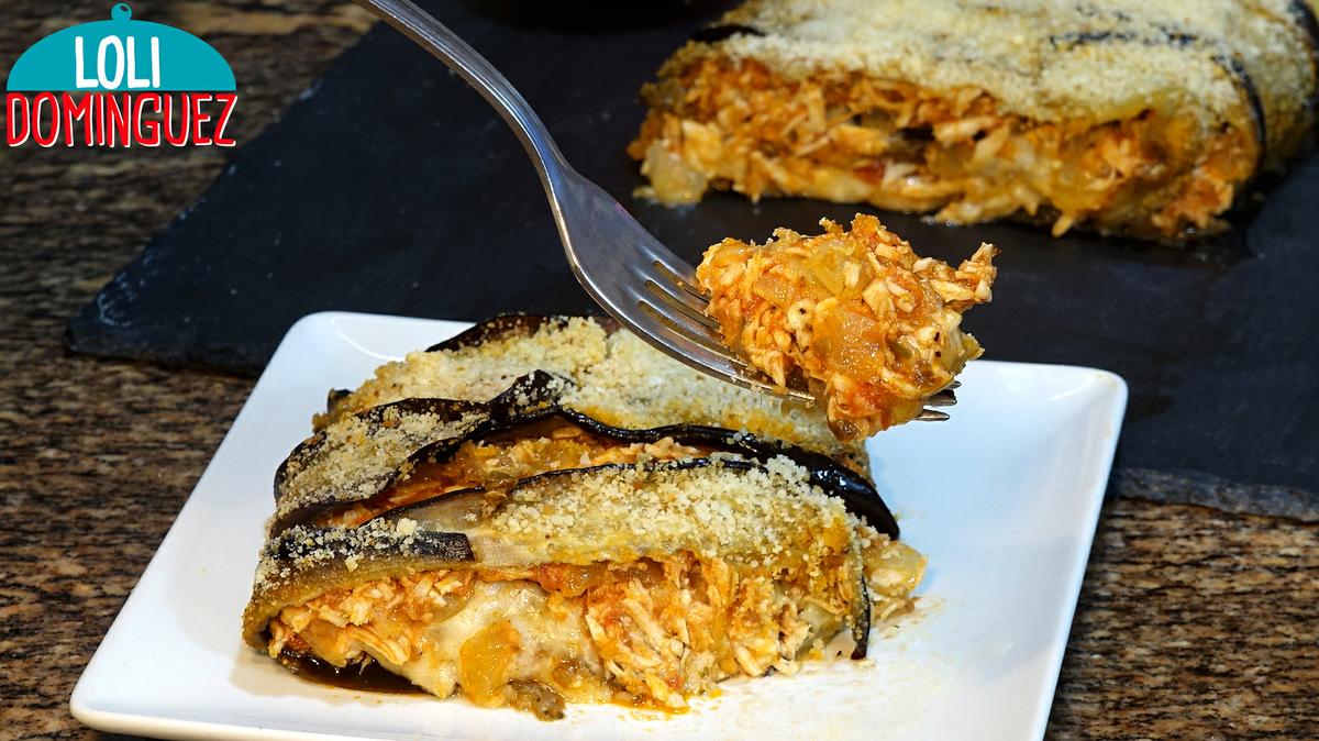 ROLLO DE BERENJENA CON POLLO Y BECHAMEL. ¡UNA RECETA PARA SORPRENDER! La mezcla de sabores que tiene esta receta es espectacular, la berenjena tierna y jugosa, la carne mezclada con el sofrito que le aporta sabor y la salsa bechamel que hace que todo haga que combine a la perfección aportando una cremosidad y sabor maravilloso