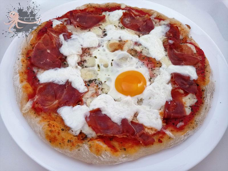 Pizza serrana con burrata