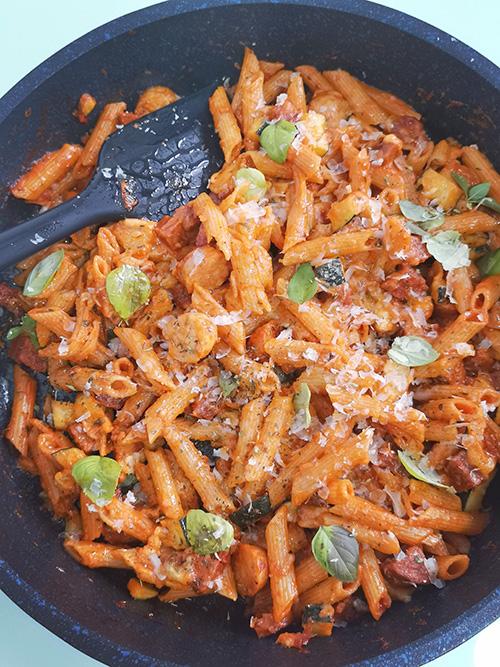 Penne con chorizo y queso manchego