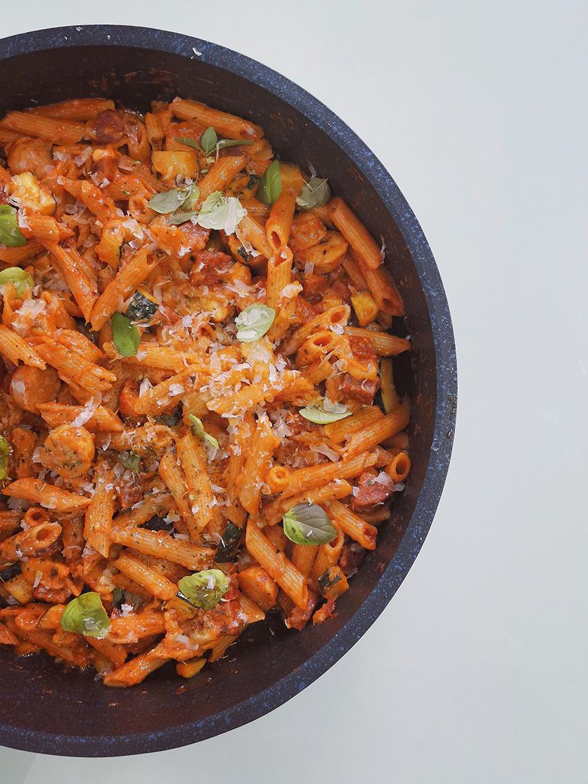 Penne con chorizo y queso manchego